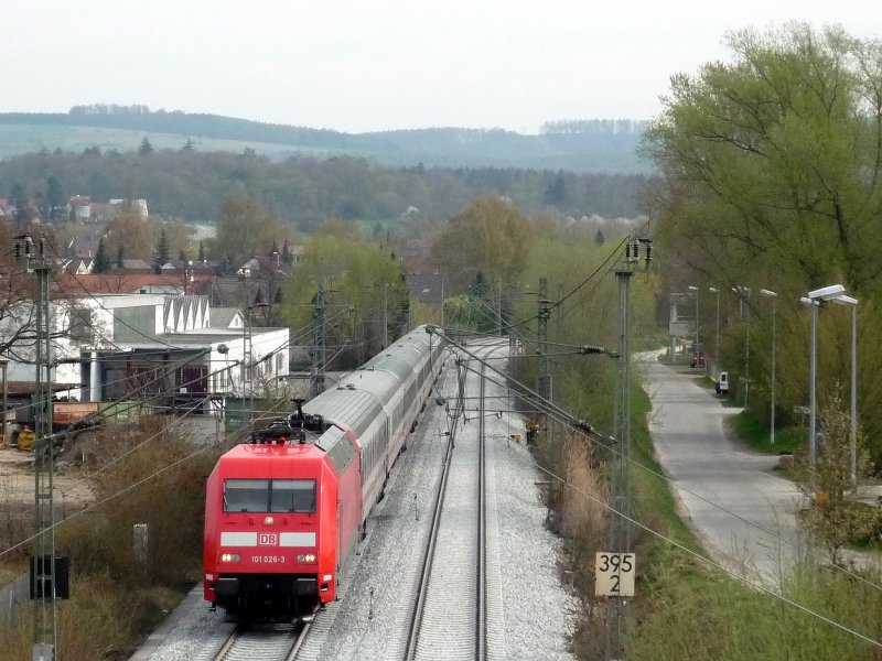 101 026-3 mit dem IC 2186 Konstanz - Stralsund kurz vor Radolfzell. 12.04.09