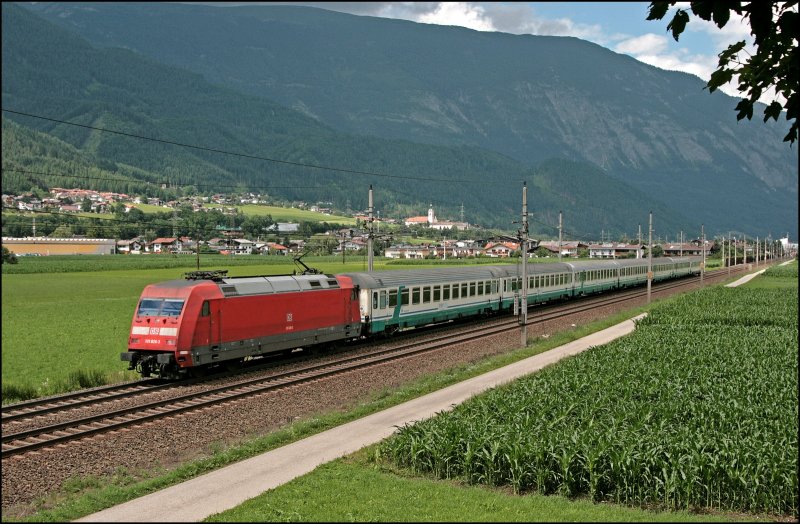 101 026 bringt den IC 89  Leonardo da Vinci , M�nchen Hbf - Milano Centrale, zum Brenner.
