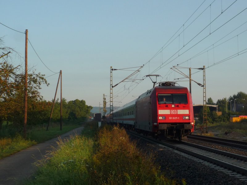 101 027-1 bringt, begleitet von den ersten Sonnenstrahlen, CNL 458 Praha hl.n. - Zrich HB, CNL 1258 Berlin-Gesundbrunnen - Zrich HB und die Wagen des IC 60458 aus Frankfurt(Main)Sd nach Basel SBB. Eimeldingen, 27.08.09