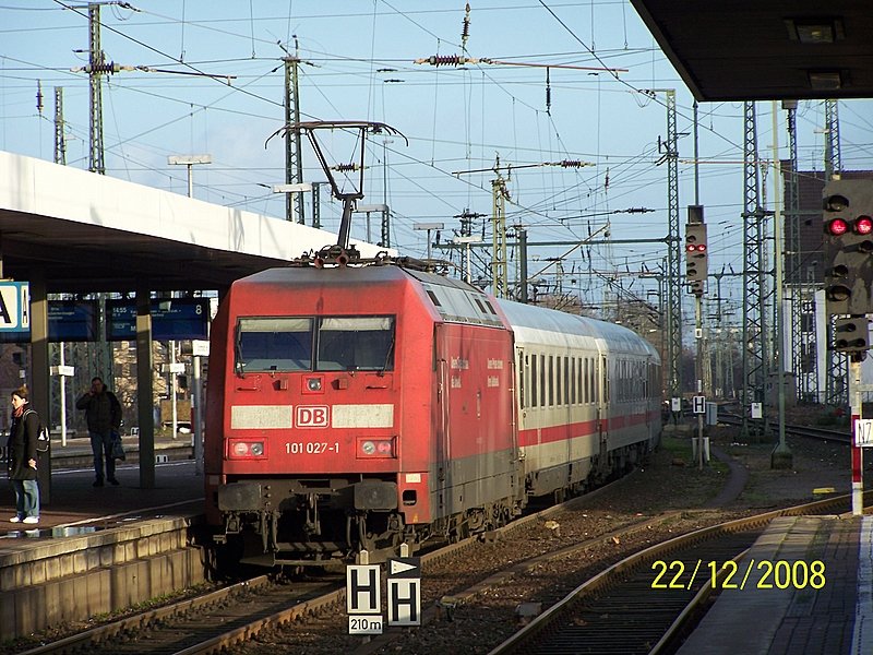 101 027-1 schiebt einen IC aus dem Hauptbahnhof von Dortmund Hbf. 22.12.08