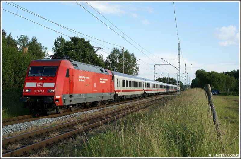 101 027 mit einem InterCity aus Richtung Hamburg �ber Rostock nach Binz. Hier am 21.07.09 in Sildemow
