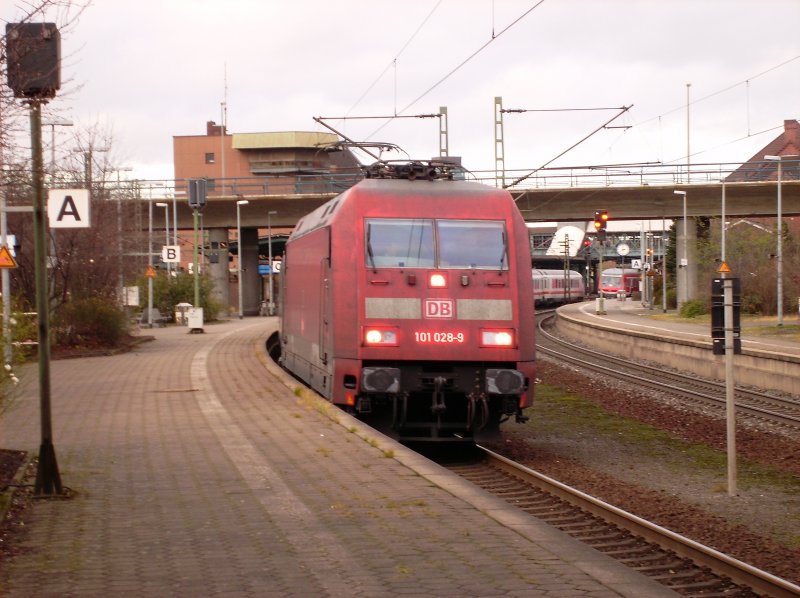 101 028-9 in Hamburg-Harburg mit einem IC nach Hannover Hbf.