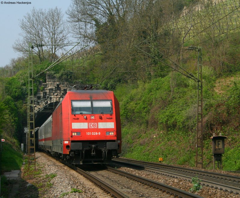 101 028-9 mit dem IC 2102 (Passau Hbf-Basel SBB) bei der Durchfahrt Istein 14.4.09