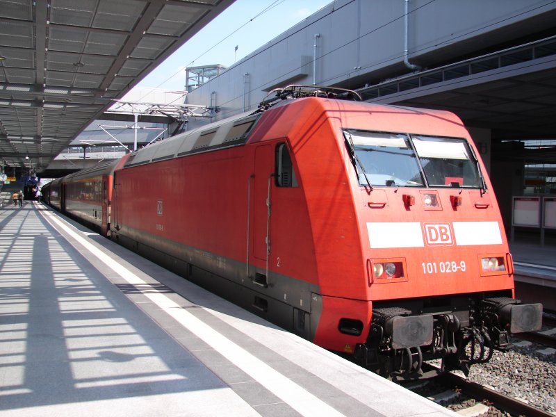 101 028-9 mit EuroCity 177 nach Wien S�dbahnhof Bahnsteig 1-9 via Praha hlavn� n�dra�� . Aufgenommen am 09.08.07 Berlin S�dkreuz