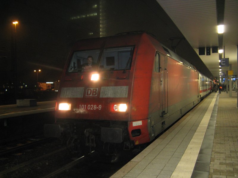 101 028-9 mit IC 2057 von Saarbrcken Hbf nach Frankfurt(Main)Hbf.Am 06.02.09 beim Halt in Mannheim Hbf.