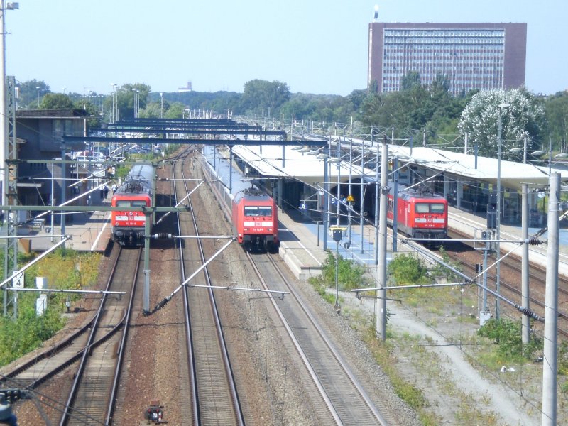 101 028-9 verlsst die in Wolfsburg mit Regionalzgen bereitstehenden 112 125-0 und 112 126-8.