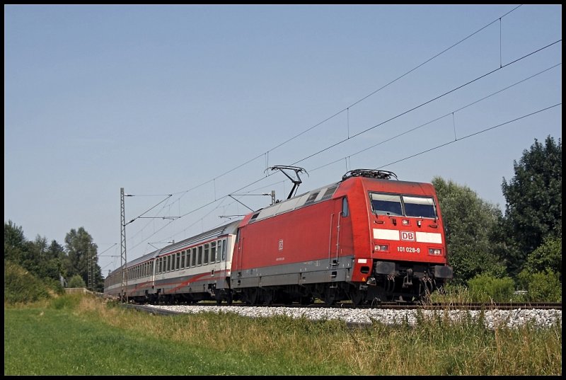 101 028 (9180 6101 028-9 D-DB) ist mit dem EC 89  Leonardo da Vinci , Mnchen Hbf - Milano Centrale, bei Pfrauendorf unterwegs. (01.08.2009)