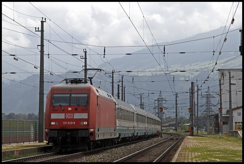 101 028 (9180 6101 029-9 D-DB) durchfhrt mit dem EC 85  Michelangelo , Mnchen Hbf - Rimini, den Bahnhof Fritzens-Wattens. (31.07.2009)
