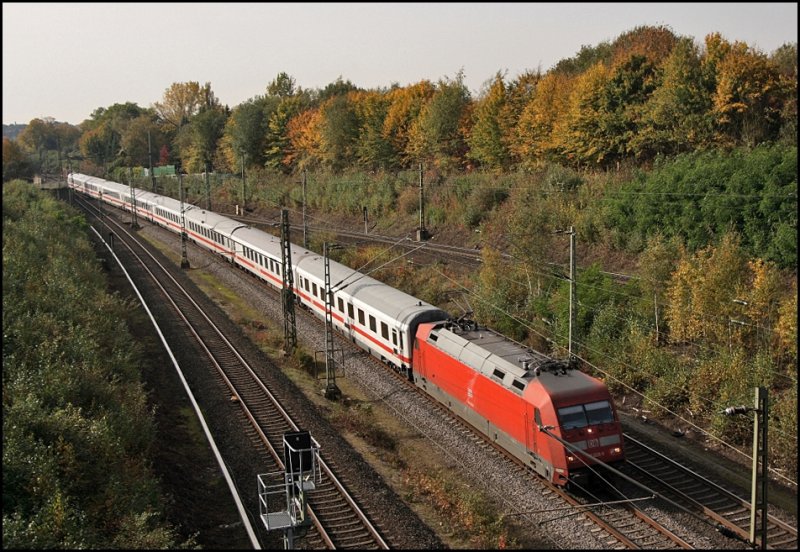 101 028 bringt den IC 2048, Kln Hbf - Leipzig Hbf, durch das Ruhrgebiet in Richtung Dortmund. (13.10.2008)
