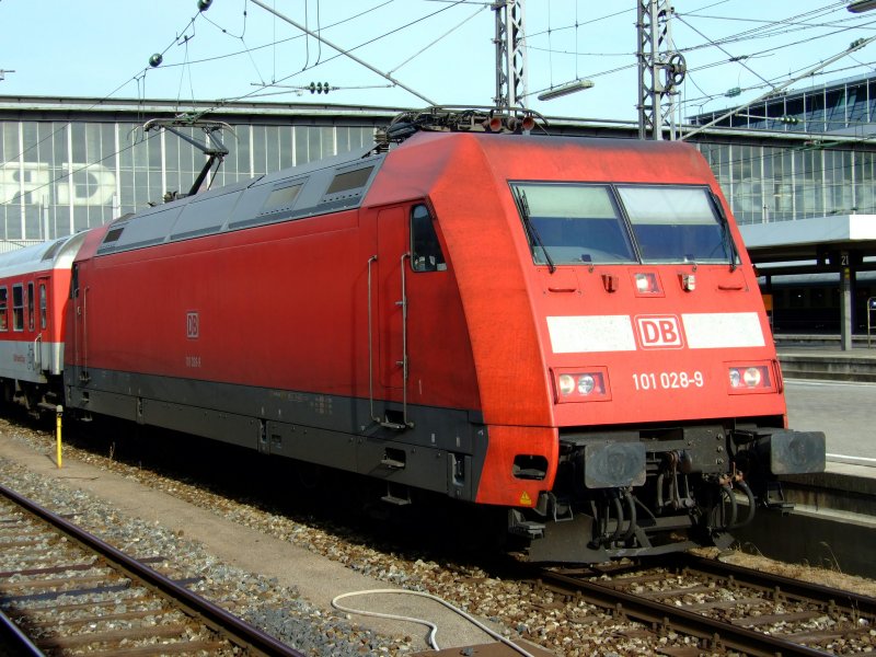 101 028 mit DB Nachtzug nach Paris/Est. am 30.06.2007 kurz vor der Abfahrt in Mnchen Hbf.