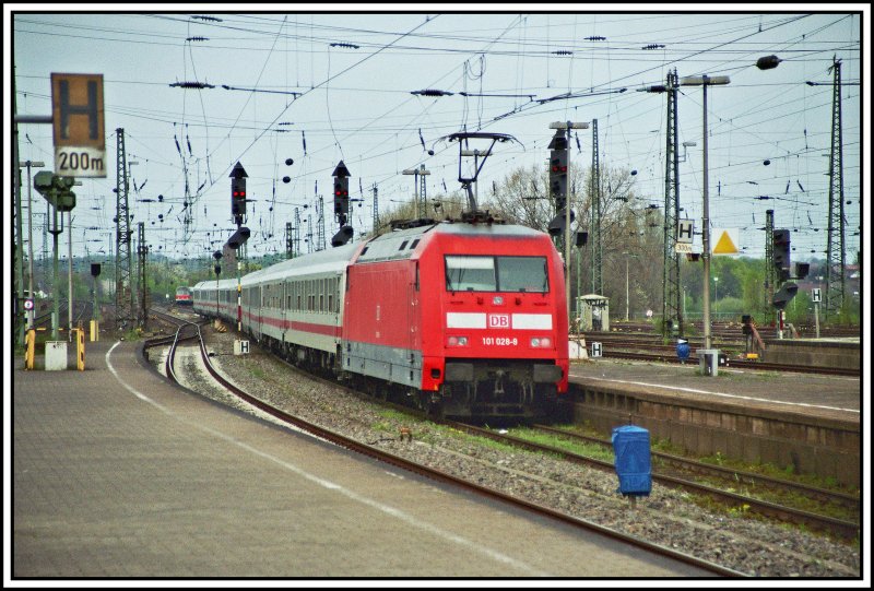 101 028 schiebt den InterCity 2047, von K�ln nach Leipzig Hbf aus dem Bahnhof Hamm (Westf) aus.