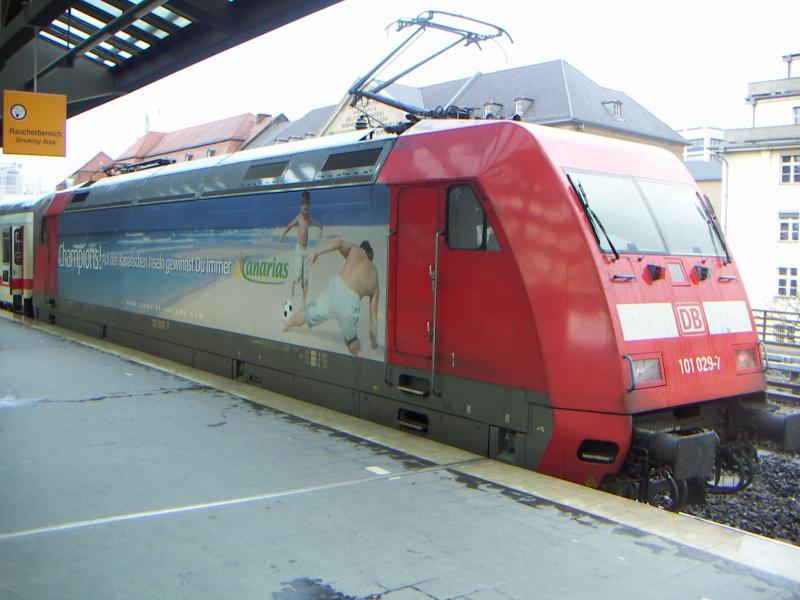 101 029-7 (Canarias Teilwerbung)steht mit einem IC nach Eisenach in Berlin Zoologischer Garten am 3.4.06