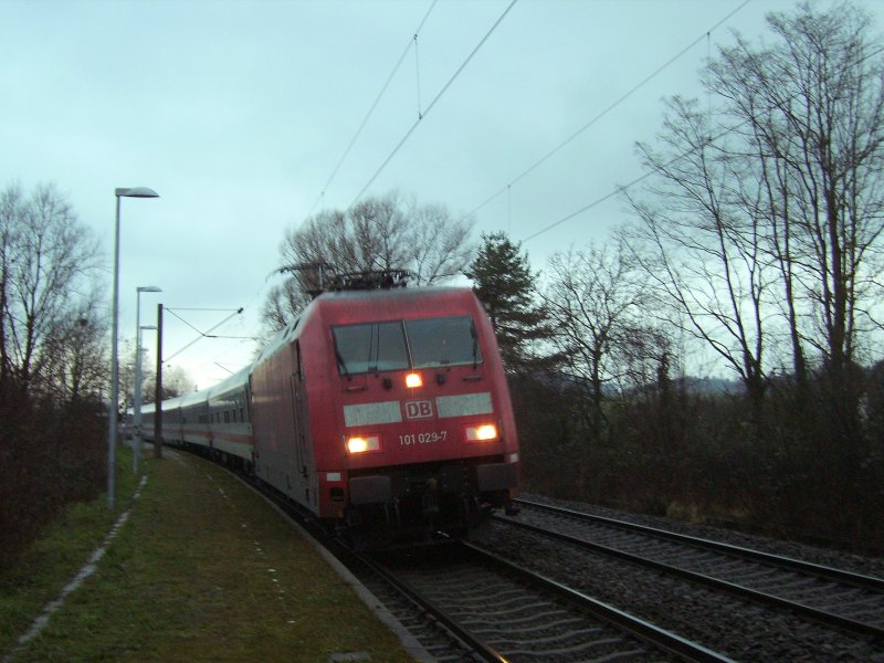 101 029-7 fhrt mit dem Lr 78319 aus Singen(Htw) nach Konstanz durch Hegne. 07.12.08
