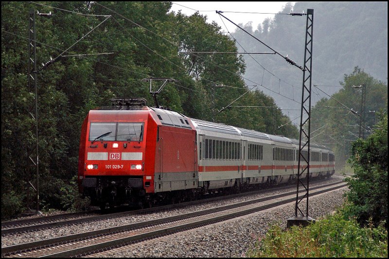 101 029 (9180 6101 029-7 D-DB) ist mit dem EC 82  Val Gardena/Grdnertal , Bolzano/Bozen - Mnchen Hbf, im Inntal unterwegs. (03.08.2009)