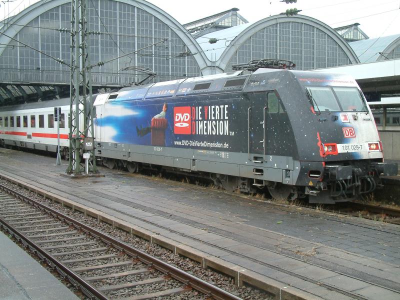 101 029 mit abbltternder DVD-Werbung im Karlsruher Hbf am 15.08.05