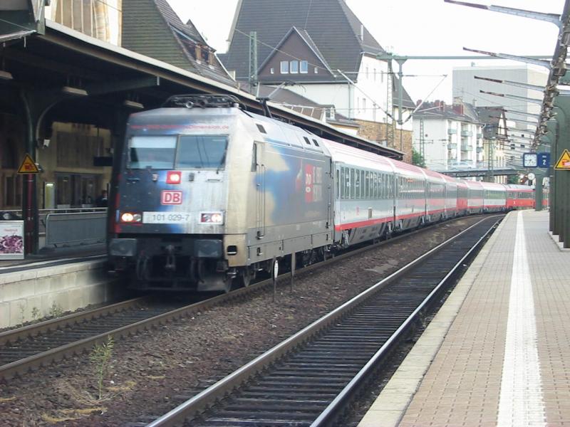 101-029 mit BB Wagen bei der Durchfahrt von Worms Hbf.