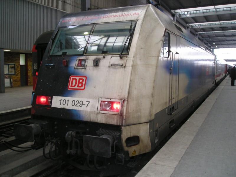 101 029 stand heute am Ende von IC 2294 nach Frankfurt/M.
Bald wird sie abfahren. 
Mnchen, 26.02.2005.
