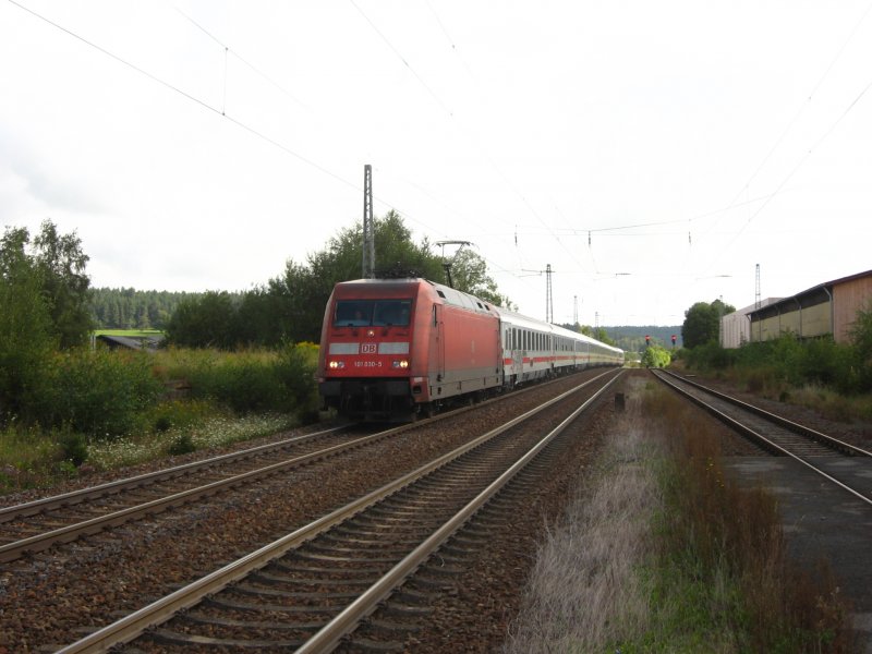 101 030-5 mit dem IC2370 nach Hambrug bi der Einfahrt St.Georgen(Schwarzwald) 5.9.07