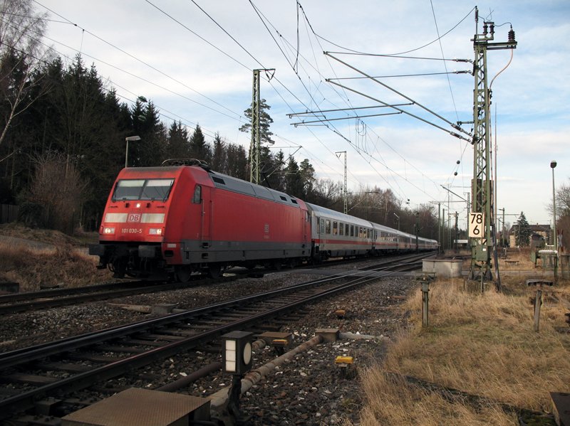 101 030-5 war am Nachmittag des 26.1.2008 mit IC 2066 nach Karlsruhe unterwegs. Hier kurz nach der Durchfahrt durch den Bahnhof Goldshfe aufgenommen. Leider hatten sich die Wolken pnklich zur Ankunft des Zuges vor die Sonne geschoben...