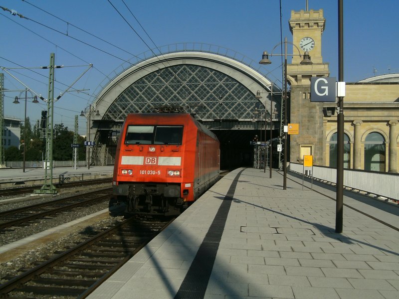 101 030 am Morgen des 6.August 2009 mit CNL 459 nach Prag in Dresden Hbf.