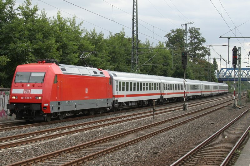 101 030 fhrt am 30.8.09 durch Duisburg-Groenbaum