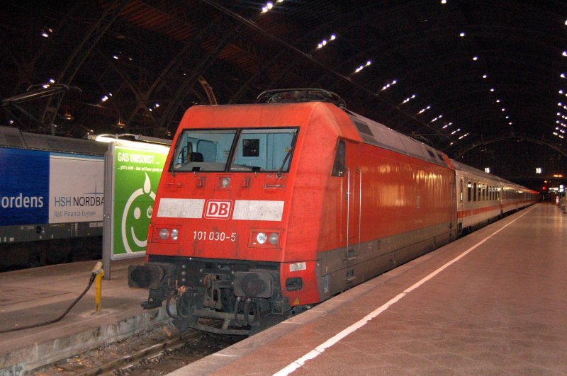 101 030 steht am 29.11.08 samt IC-Wagenpark abgebgelt im Leipziger Hbf. Spter wurde sie von einer 363 aus dem Bahnhof ins Gleisvorfeld gezogen.
