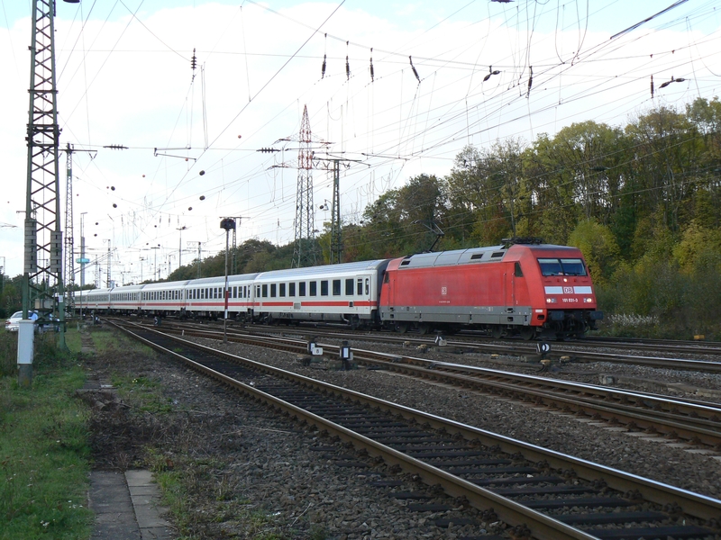 101 031-3 mit umgeleitetem InterCity in Kln Gremberg im Oktober dieses Jahr.