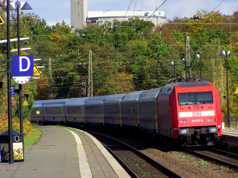 101 031-3 schiebt den IC2376 in Richtung Stralsund. Hier bei der Ausfahrt von Uelzen. 13.10.09