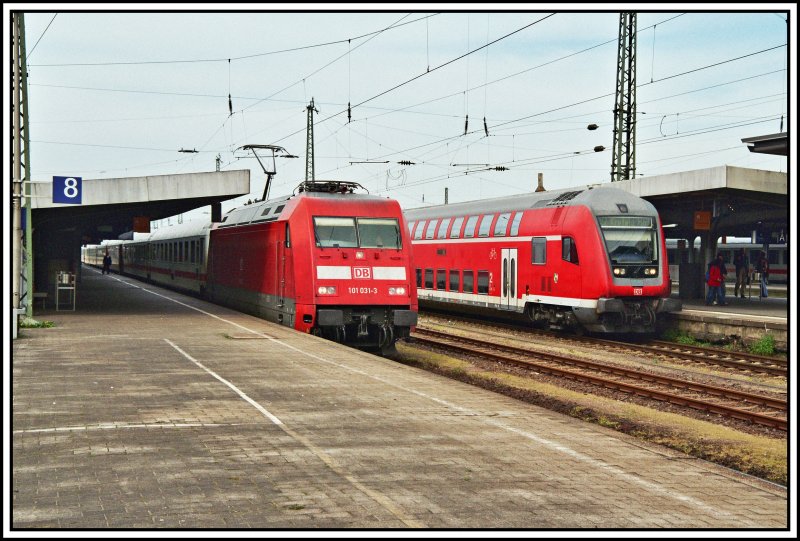 101 031 wartet mit dem InterCity 2454 von Kln nach Stralsund auf die Abfahrt. Auf Gleis 6 wartet RE29723  Rhein-Mnsterland-Express  ebenfals auf die Weiterfahrt nach Krefeld Hbf.