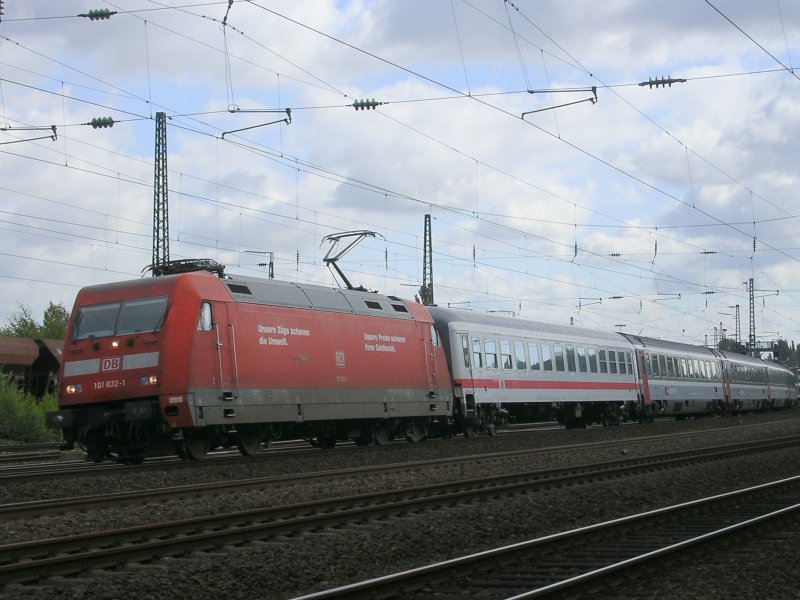 101 032-1 mit EC 101 von Hamburg Altona nach Chur in der 
Ehrenfelder Kurve in Richtung Essen.(13.08.2008)