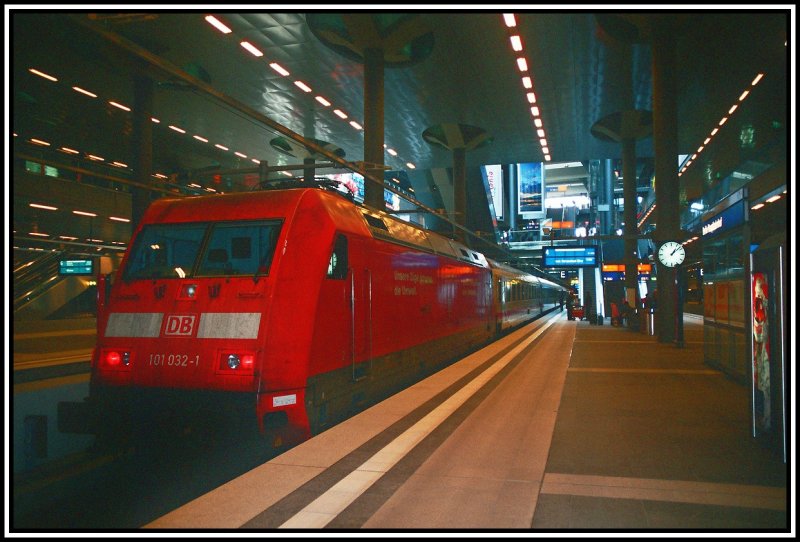 101 032 steht mit dem defekten InterCity 2454  Pommersche Bucht  Ostseebad Binz-Dortmund Hbf im Berliner Hauptbahnhof.
