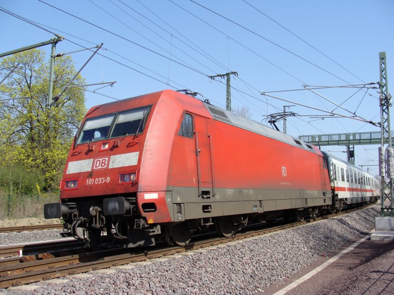 101 033-9 mit IC 2048 nach K�ln kurz nach der Ausfahrt aus dem Magdeburger Hauptbahnhof heute ausnahmsweise auf dem �u�eren Gleis, da der IC aus der Gegenrichtung Versp�tung hatte. Fotografiert in H�he Platz des 17. Juni/Sachsenring am 10.04.2009