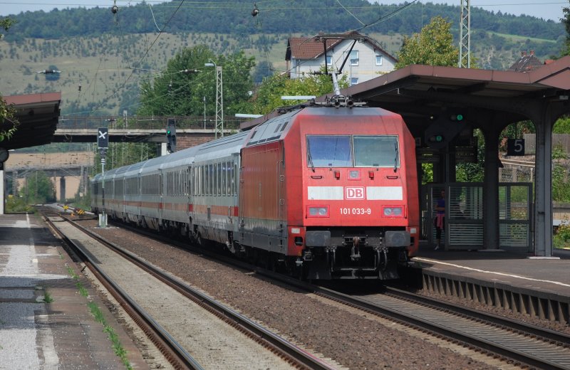 101 033 mit IC 2374 Karlsruhe Hbf - Hamburg-Altona, steuert am 15.8.2009 ihrem nächsten Halt in  Kreiensen entgegen. Einbeck-Salzderhelden.