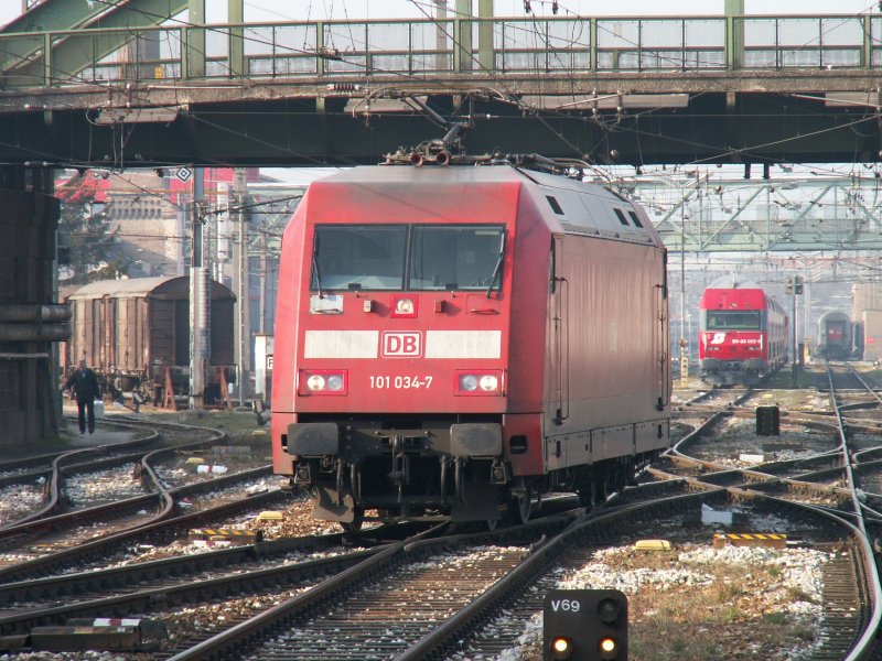 101 034-7 auf dem Weg in die Traktion Wien-West, 17.2.2007