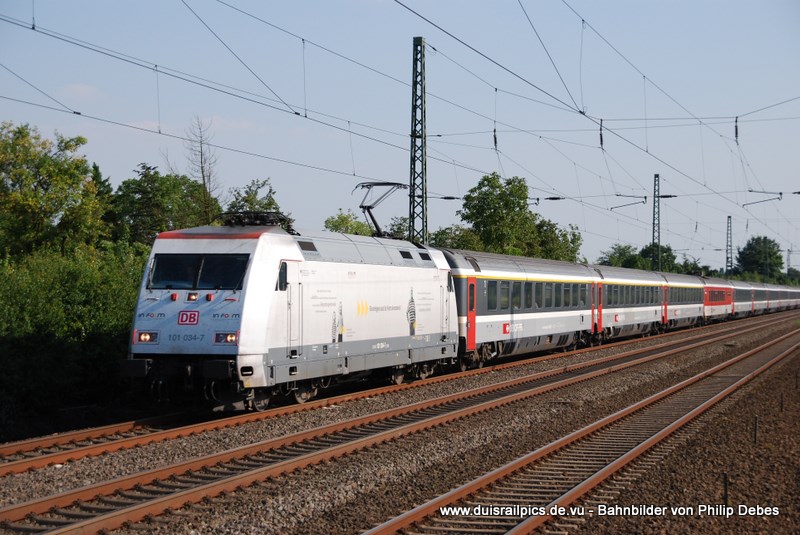 101 034-7 (DB / InForm) fhrt am 4. Juli 2009 um 17:43 Uhr mit dem EC100 durch Duisburg Rahm