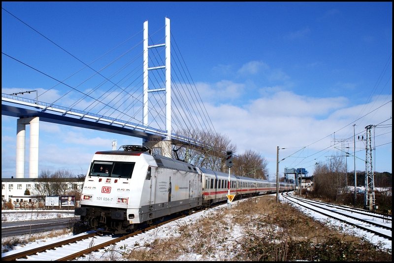 101 034-7 durchfhrt mit IC 2377 Binz-Frankfurt/M. am 13.02.2009 den Bahnhof Stralsund-Rgendamm.