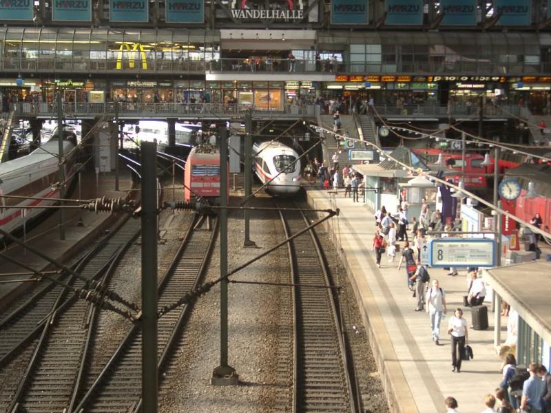 101 034 - 7 und ein ICE 3 im Hamburer Hauptbahnhof.
30.05.2003