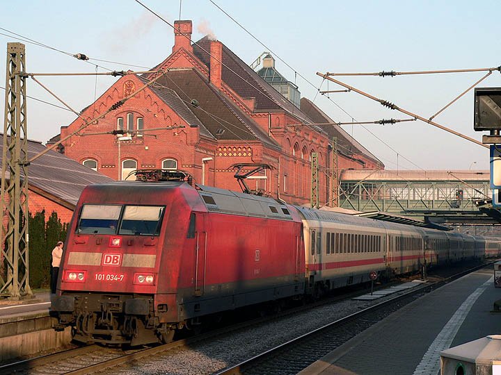 101-034-7 in Hamburg Harburg diese Lok knnte mal wieder in die Waschmaschine. Die DB sollte sich langsam mal um das aussehen der BR 101 kmmern. Das trgt ja auch zur Wert erhatung bei. Die Indieststellung der Lok war am 24.09.1997. Fast jede 101 siht so aus. Traurig die 101 soll ja das Flagschiff der DB sein. 