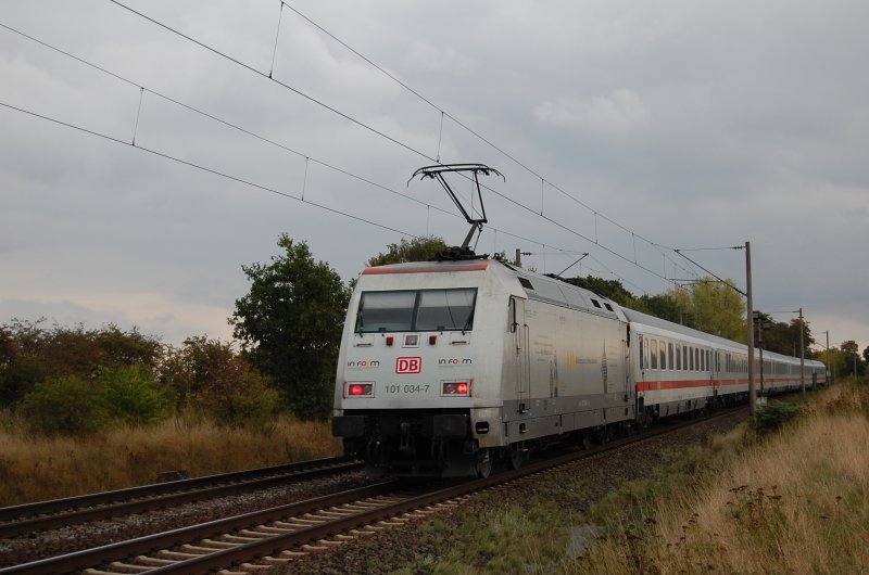 101 034-7  In Form  am 14.09.2009 als Schublok kurz nach berquerung des Mittellandkanals bei Peine