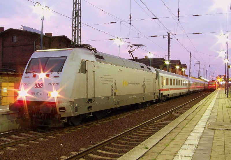 101 034-7  In Form  hatte am 15.09.2009 die Aufgabe den IC 2132  Ostfriesland  von Cottbus nach Norddeich Mole zu bringen. Hier ist der Zug gerade beim Halt in Lbbenau/Spreewald.