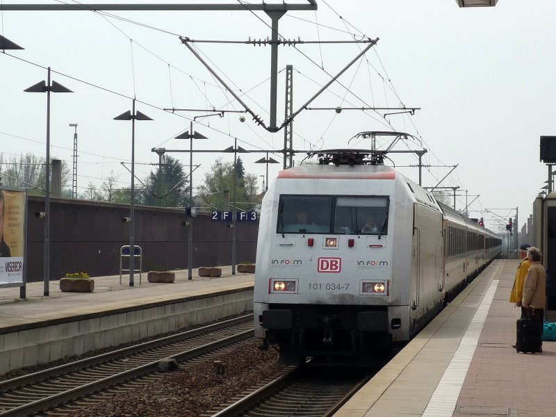 101 034-7  In Form  mit dem EC 1oo Chur - Hamburg-Altona bei der Einfahrt in Baden-Baden. 12.04.09