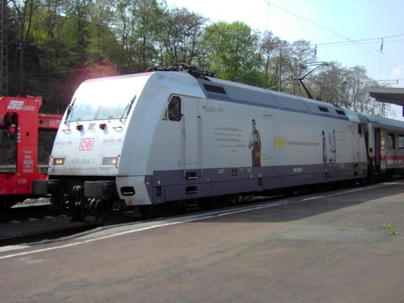 101 034-7  In Form  mit einem IC am 15.04.2009 im Bahnhof Kreiensen