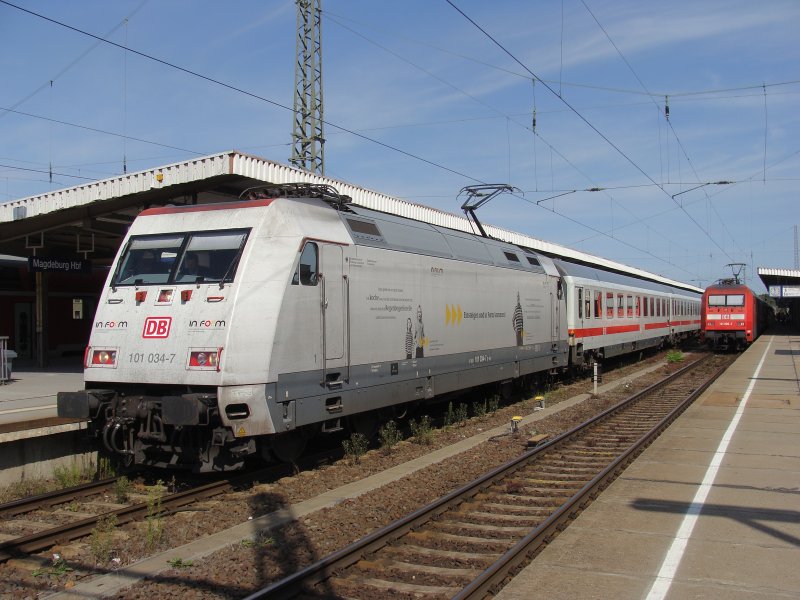 101 034-7  In Form  steht mit IC 2143 von Kln nach Leipzig in Magdeburg Hbf auf Gleis 7. Auf Gleis 6 steht 101 036-2 mit IC 2048 nach Kln. Fotografiert am 02.02.2009.