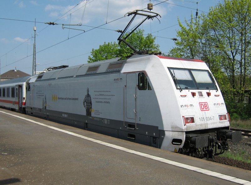 101 034-7  InForm   als Schublok am IC nach Stralsund beim Halt in Gttingen. 14.04.2009. 