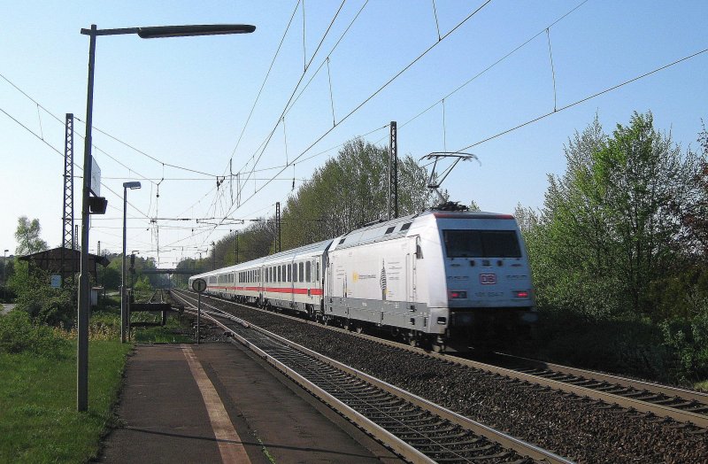 101 034-7  InForm  schiebt den IC 2372 Karlsruhe Hbf - Stralsund durch Radbruch Richtung Hamburg-Harburg. Aufgenommen am 18.04.09.