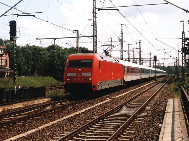 101 034-7 mit IR 2344 Berlin Ostbahnhof-Schiphol auf Bahnhof Bad Bentheim am 16-6-2001. Bild und scan: Date Jan de Vries.
