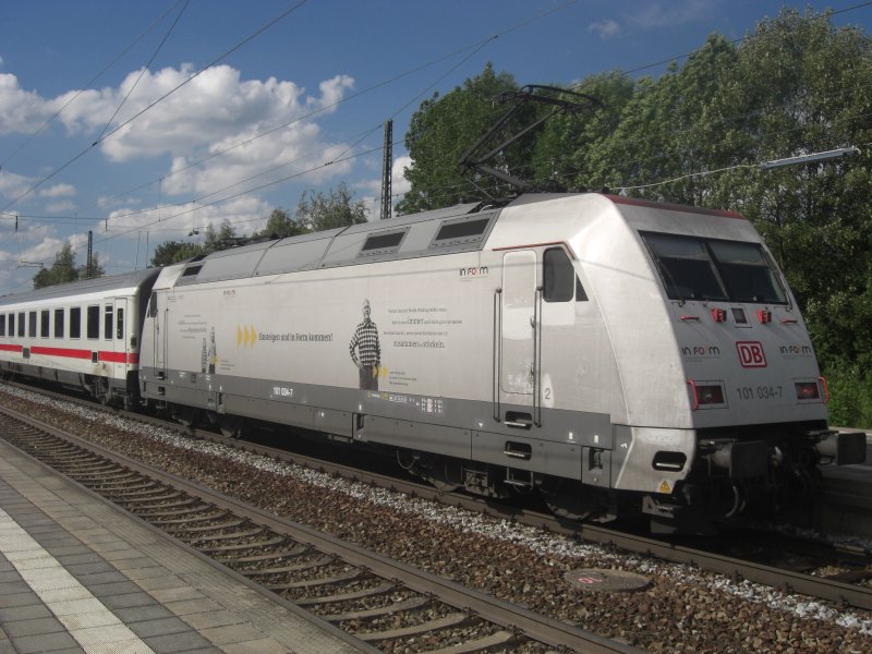 101 034-7 Werbelok  In Form  hier am Zugende am 3. Juni 2009
im Bahnhof von Prien am Chiemsee 