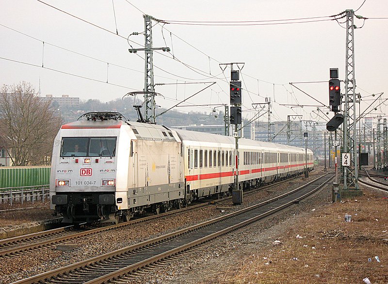 101 034-7 zieht den IC 2292 (Stuttgart - Frankfurt) am 04.03.2009 durch Stuttgart-Zuffenhausen.
