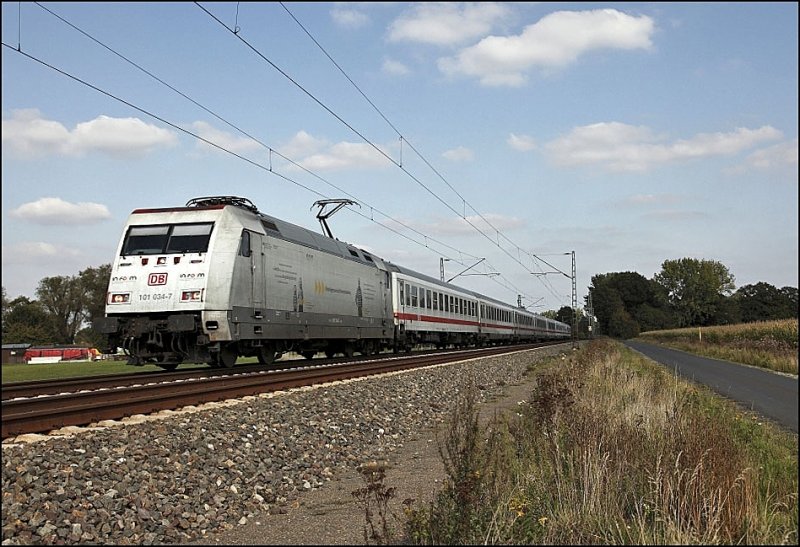 101 034 (9180 6101 034-7 D-DB) ist bei Buldern mit dem IC 332, Norddeich-Mole - Kln Hbf, durch das Mnsterland in Richtung Ruhrgebiet unterwegs. (26.09.2009)

