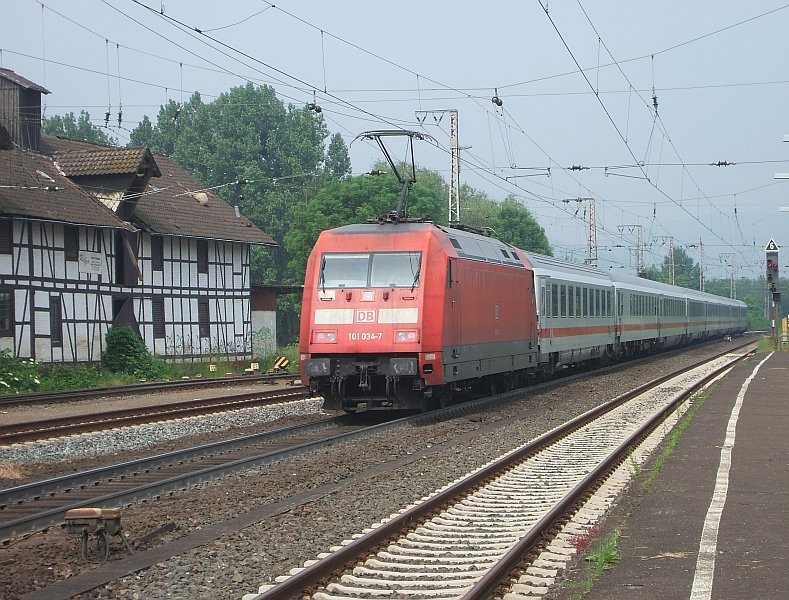 101 034 am Zugende des IC 2376 nach Binz am 31.05.2008 bei der Ausfahrt aus Kreiensen
